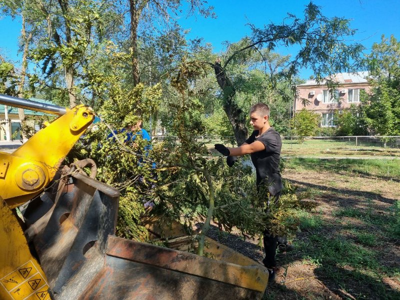 Жители села Преображенского провели масштабный субботник.