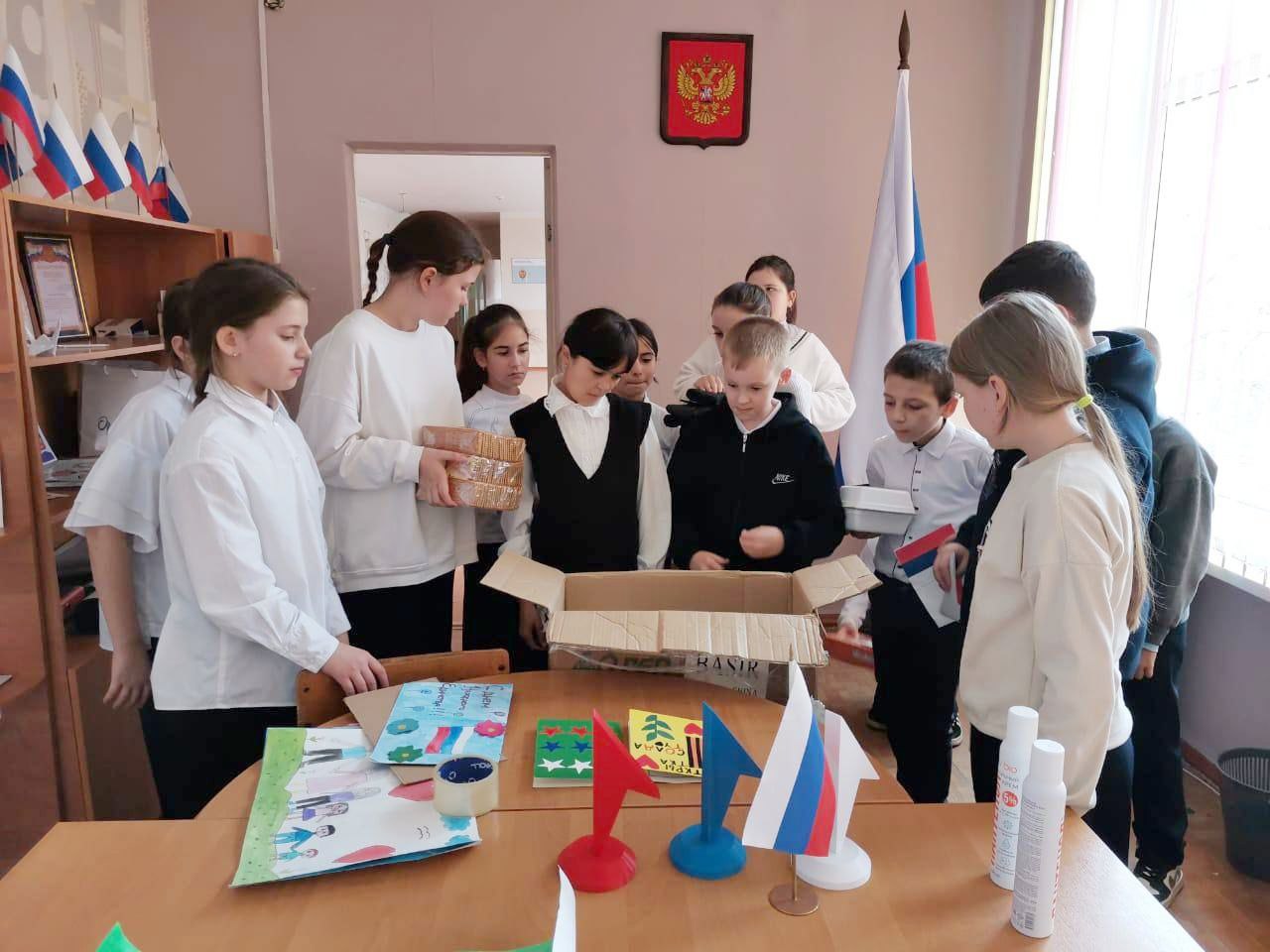 Школьники села Архангельского отправили очередную партию гуманитарного груза участникам СВО.