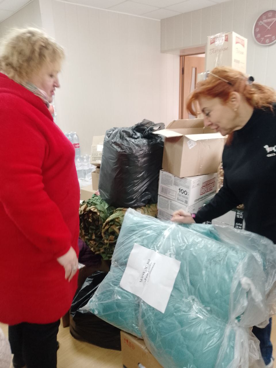 Активисты детского сада №3 Буденновска доставили в пункт сбора гуманитарной помощи «Народ и армия - едины» посылки для земляков-военнослужащих, находящихся в зоне СВО.