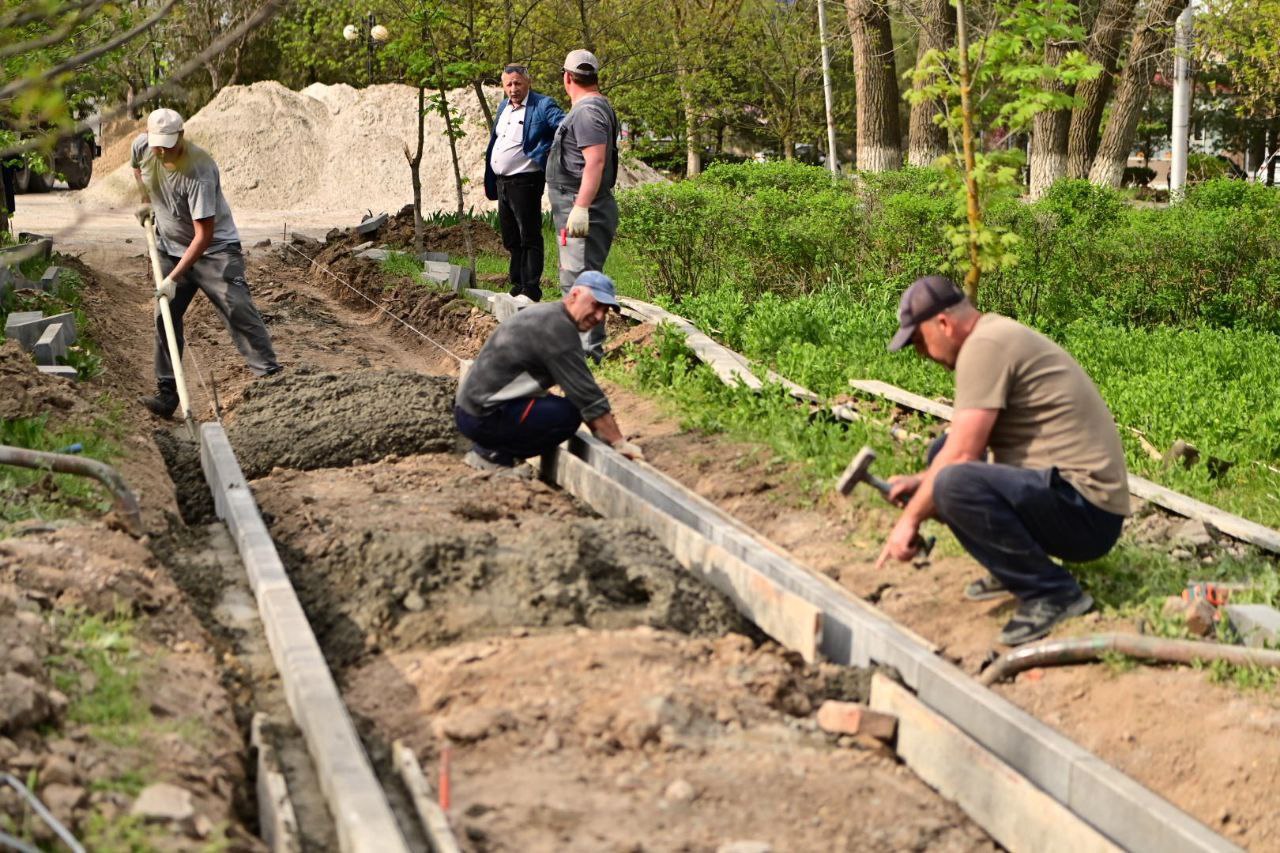 В Буденновске продолжается благоустройство сквера «Улыбка».