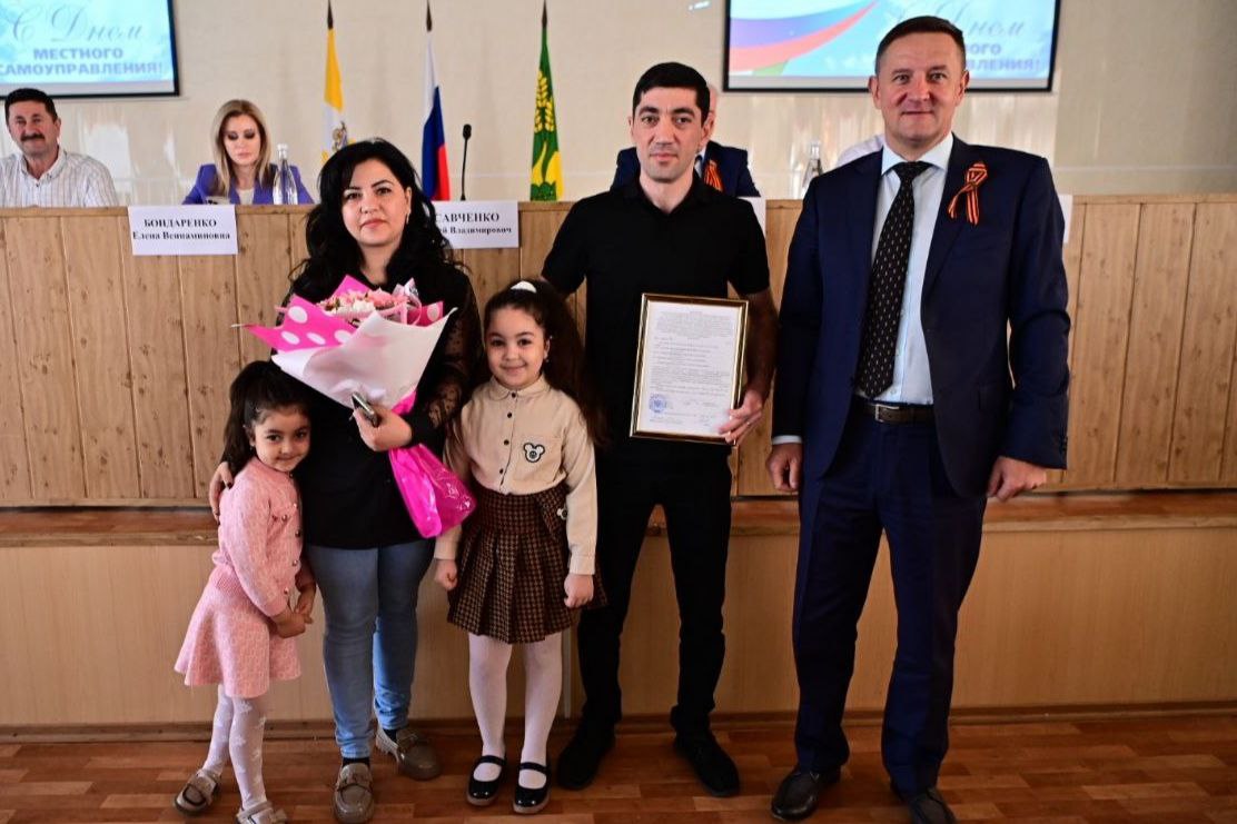 Четыре жилищных сертификата выдали молодым семьям Буденновского округа.