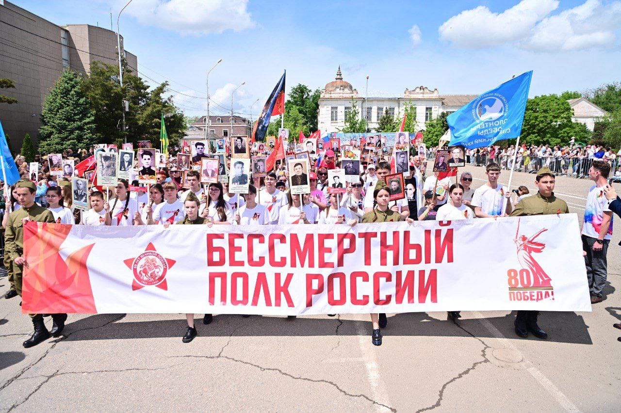 По центральной площади Буденновска прошагал «Бессмертный полк».
