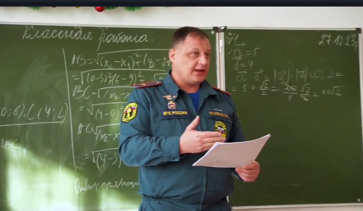 В преддверии зимних каникул сотрудники МЧС рассказали подросткам правила использования пиротехники.