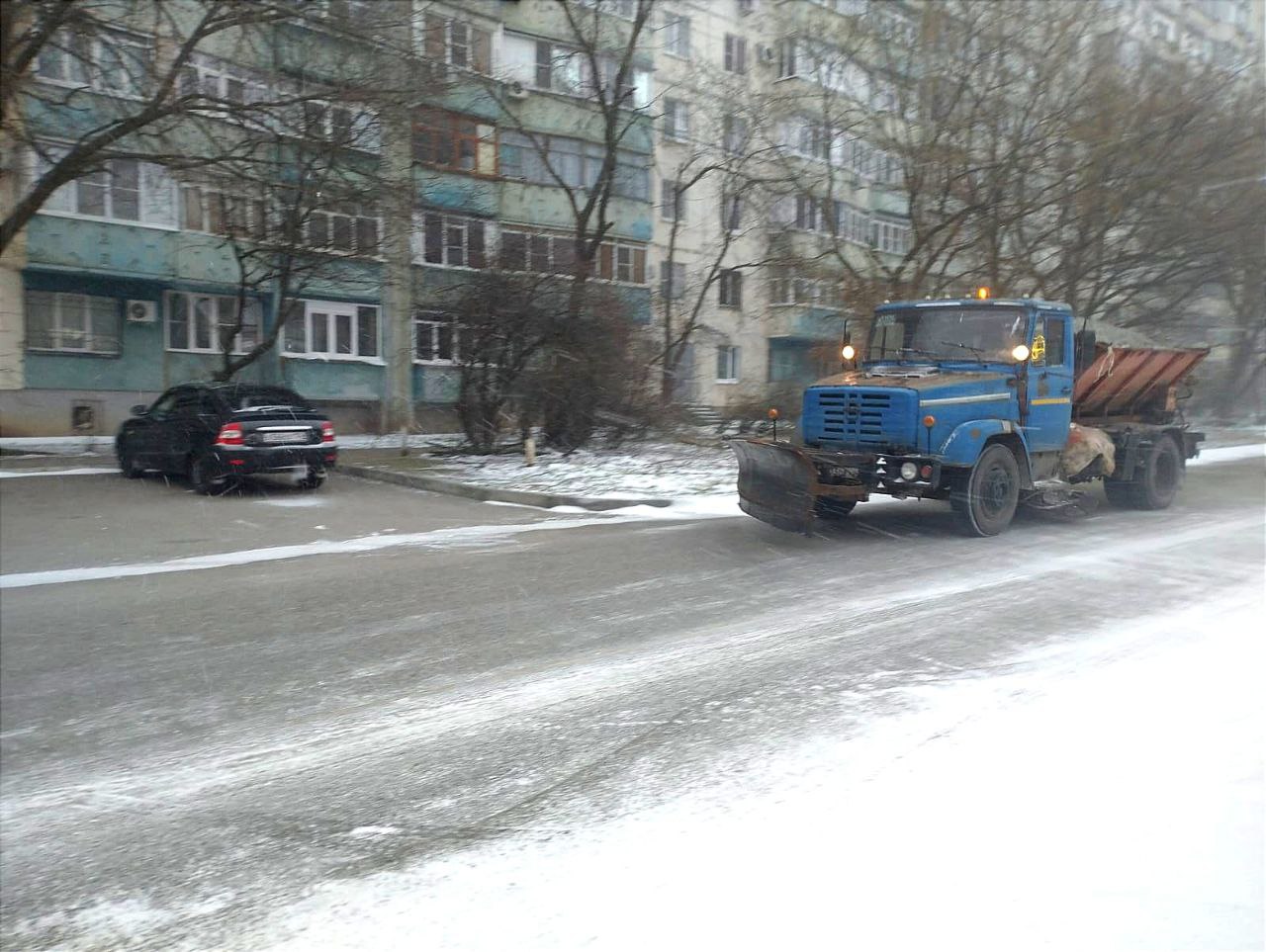 Дорожные службы Прикумья обрабатывают улицы противогололедными материалами.