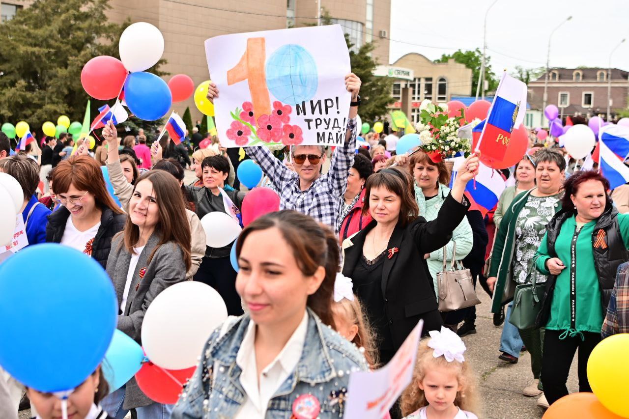 1 мая в Буденновске прошло праздничное шествие.