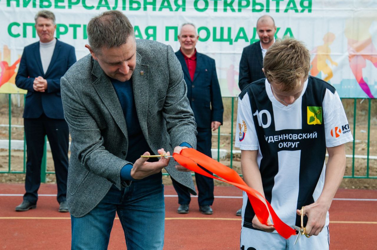 В селе Новая Жизнь открылась универсальная спортивная площадка.