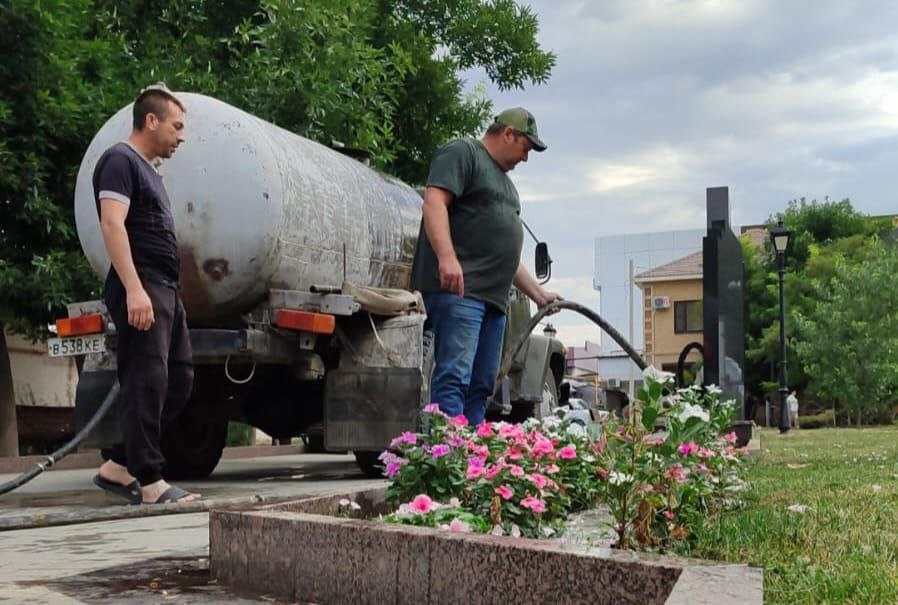 В Буденновске увеличили интенсивность полива газонов и клумб из-за аномальной жары.