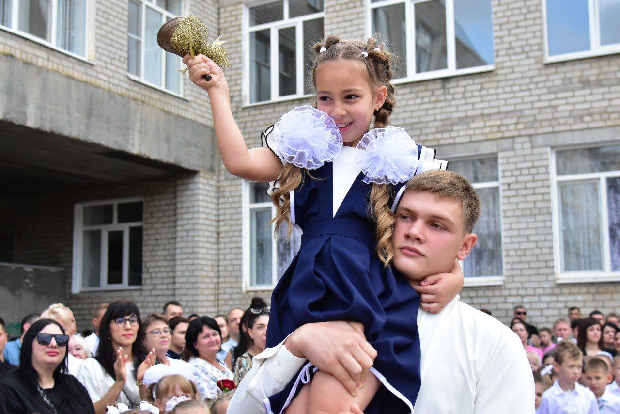 Сегодня на Прикумье прозвенели первые звонки, ознаменовавшие начало нового учебного года.