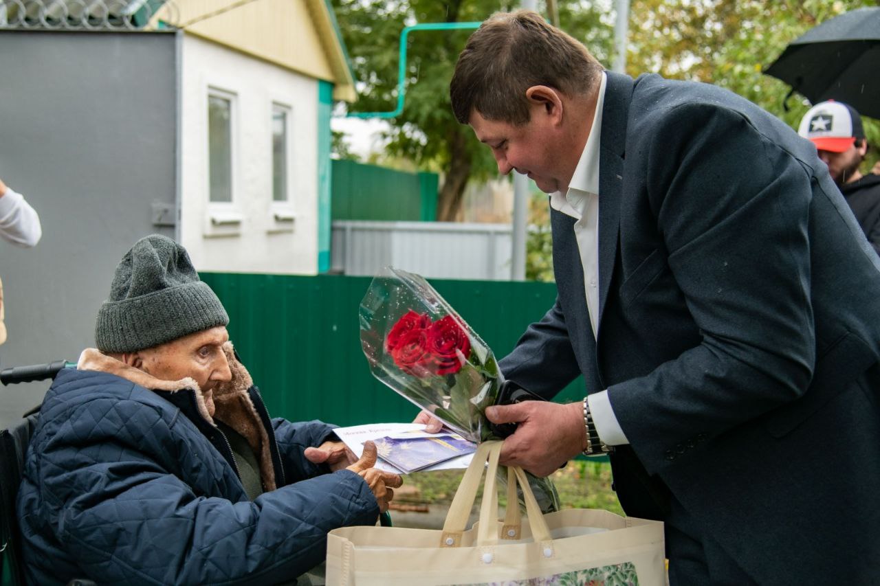 17 октября свой 100-летний юбилей отметил житель села Преображенского, участник Великой Отечественной войны Дмитрий Павлович Белокопытов.