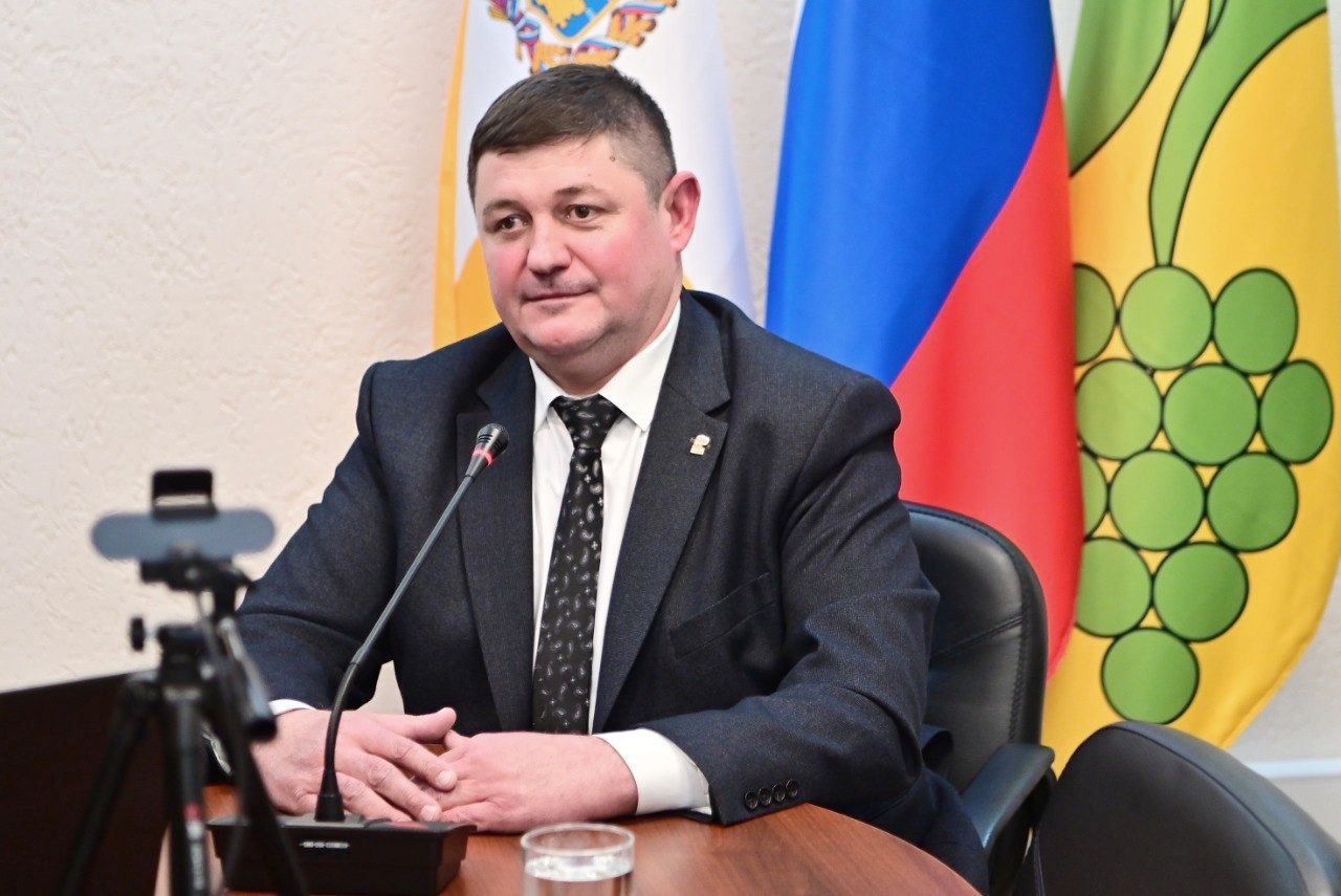 Глава Буденновского округа Дмитрий Богданов провел заключительную прямую линию в 2024 году.