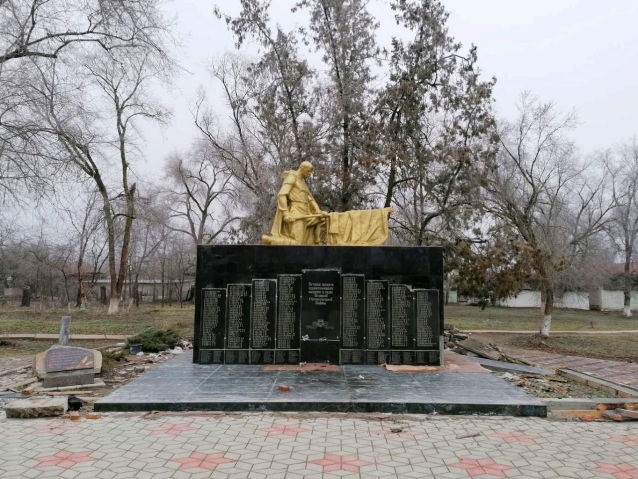 В селе Стародубском продолжается ремонт памятника воинам-односельчанам, погибшим в годы Великой Отечественной войны.