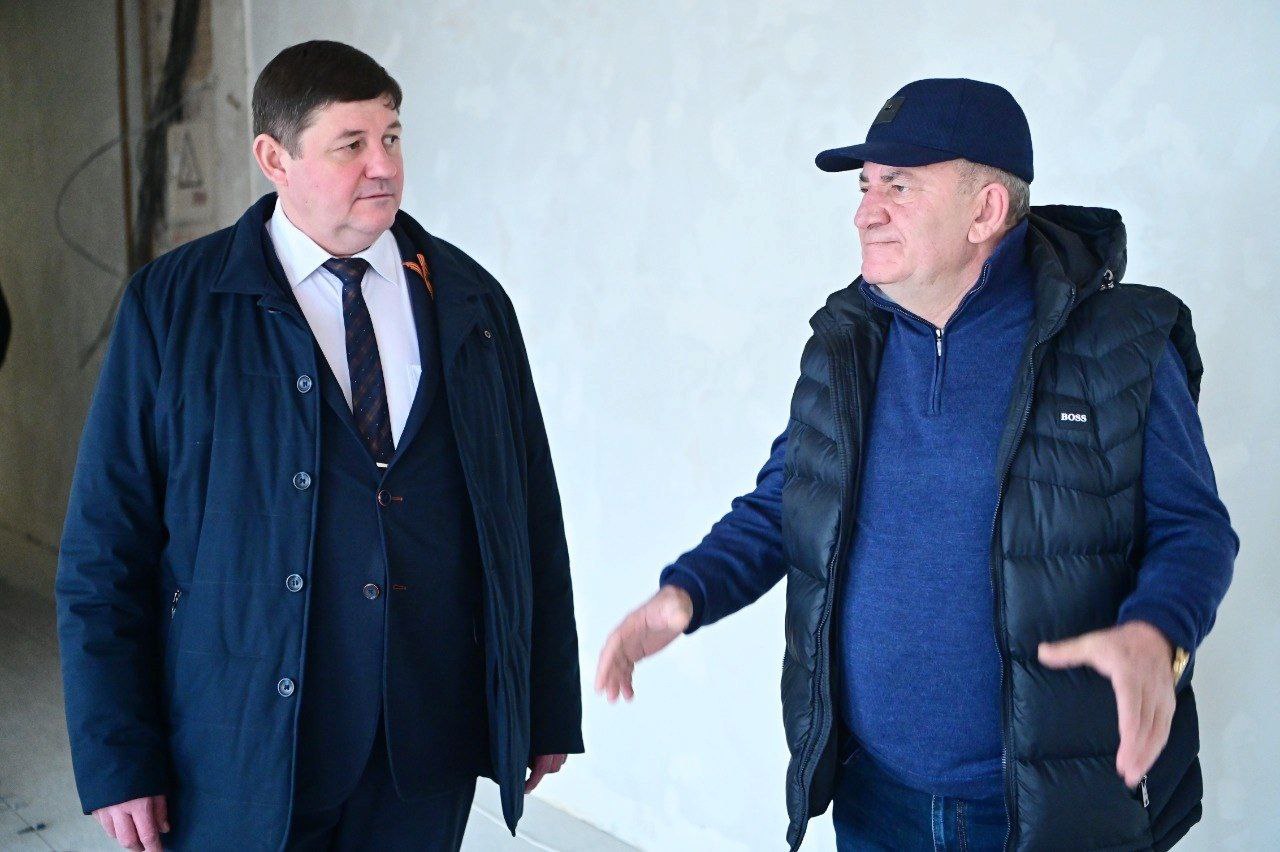 Глава Буденновского округа Дмитрий Богданов проконтролировал ход капитального ремонта школы № 3 села Прасковея.