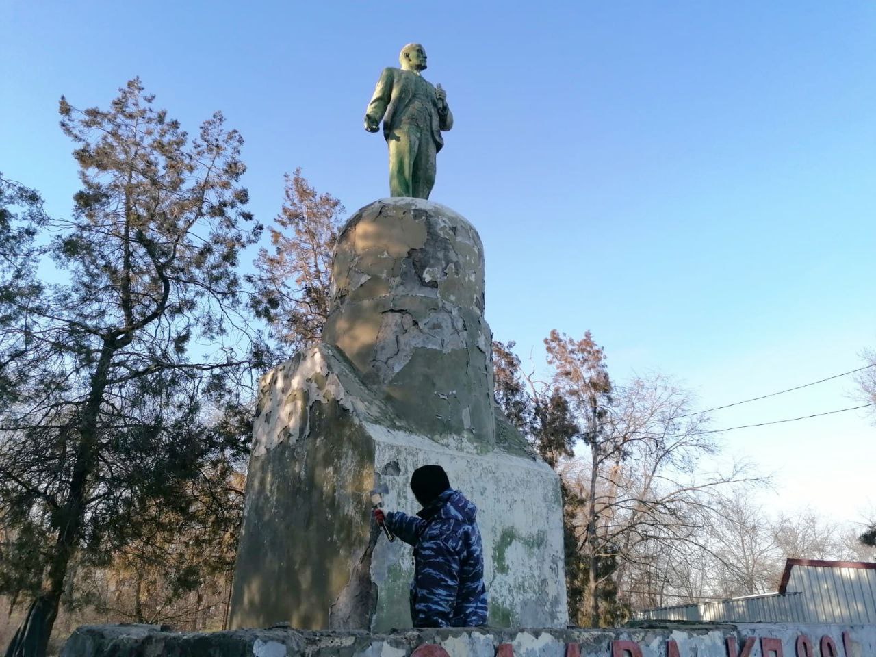 В селе Стародубском ведутся работы по реставрации памятника В.И. Ленину.