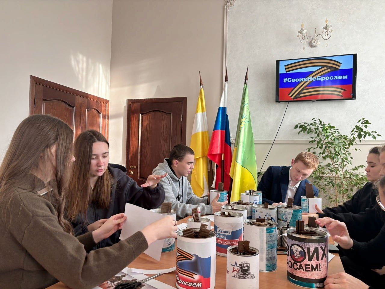 Волонтеры села Орловка сделали окопные свечи для участников СВО.