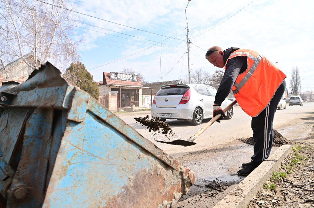 В Буденновске приступили к наведению порядка после зимы.