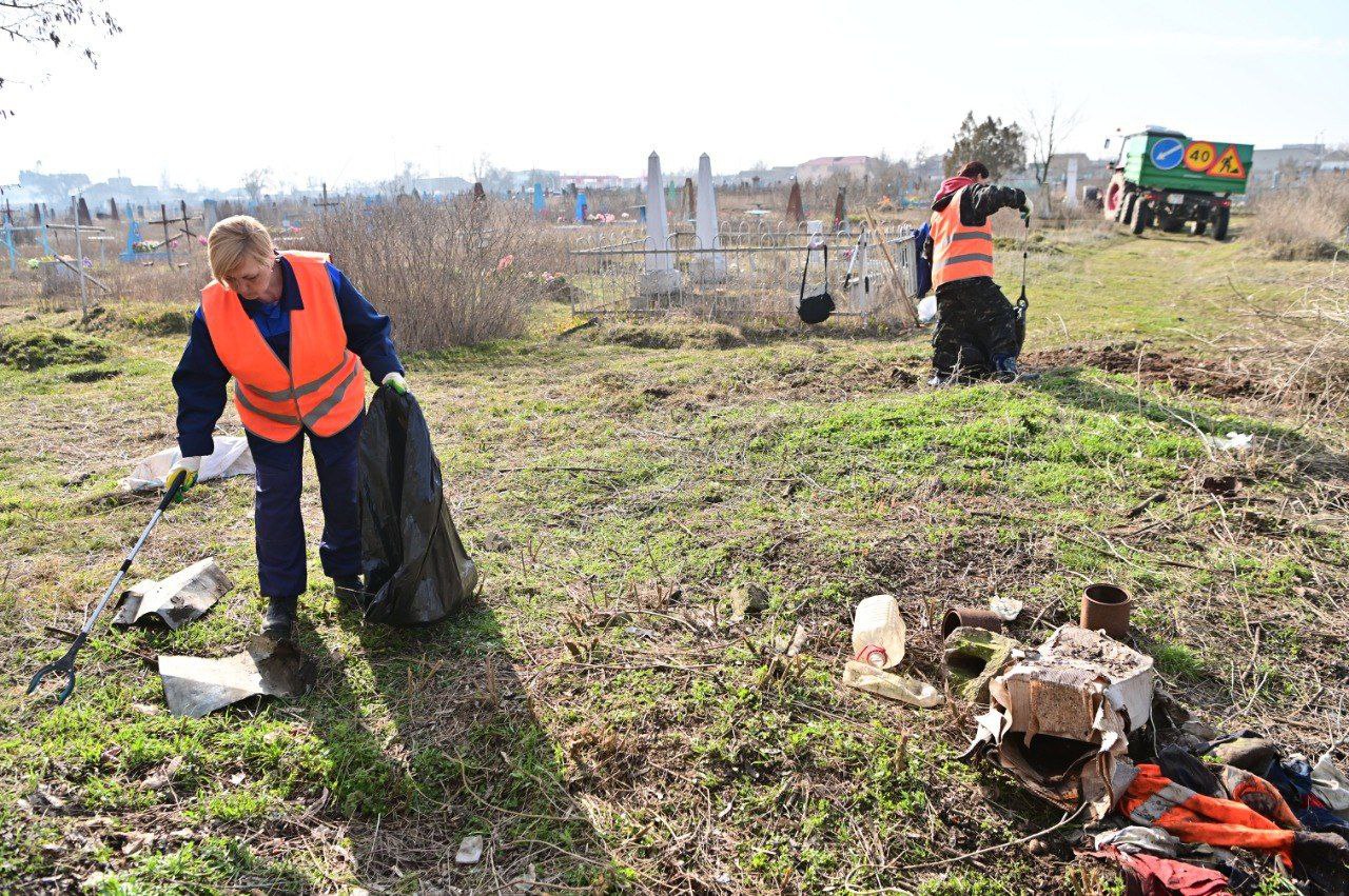 В Буденновске продолжается весенняя уборка территорий.