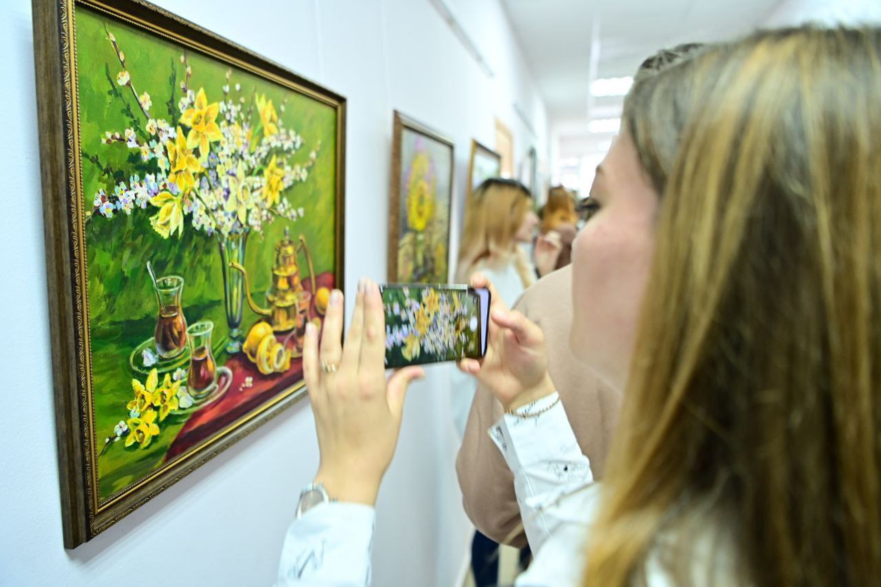 На Прикумье прошла выставка работ преподавателей Курской детской художественной школы.