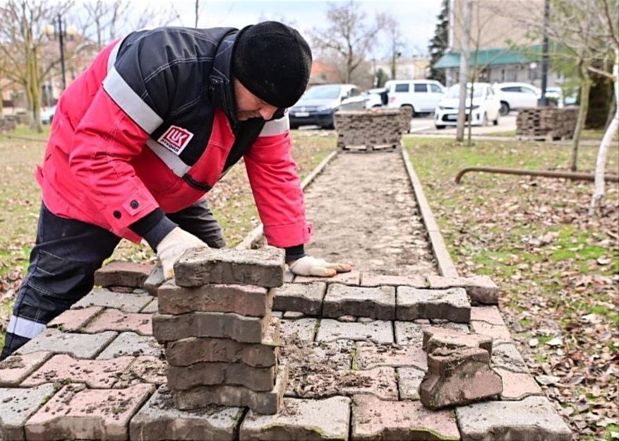 В Буденновске стартовало благоустройство сквера «Улыбка».