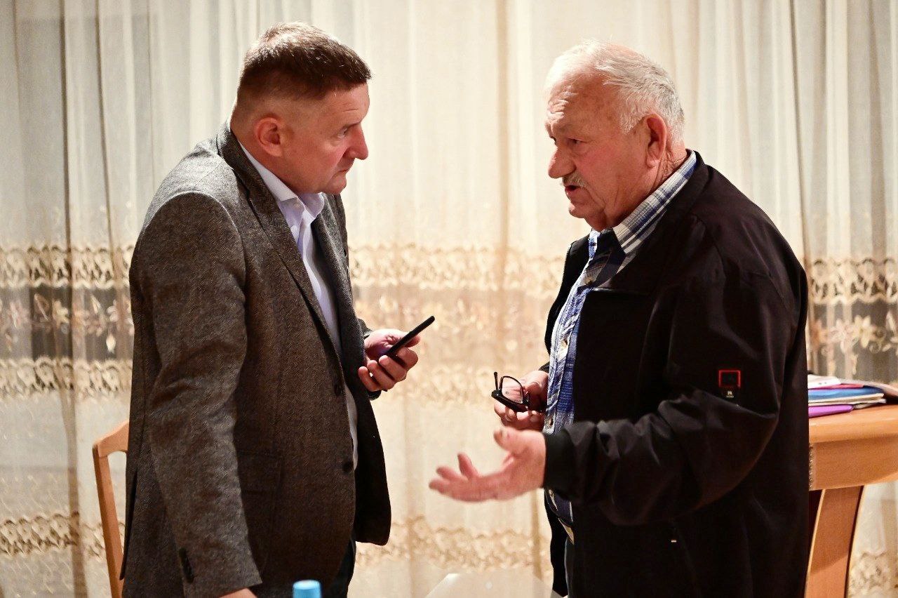 Глава Буденновского округа Сергей Савченко вместе с депутатом Госдумы Раисой Кармазиной встретились с жителями села Архангельского.