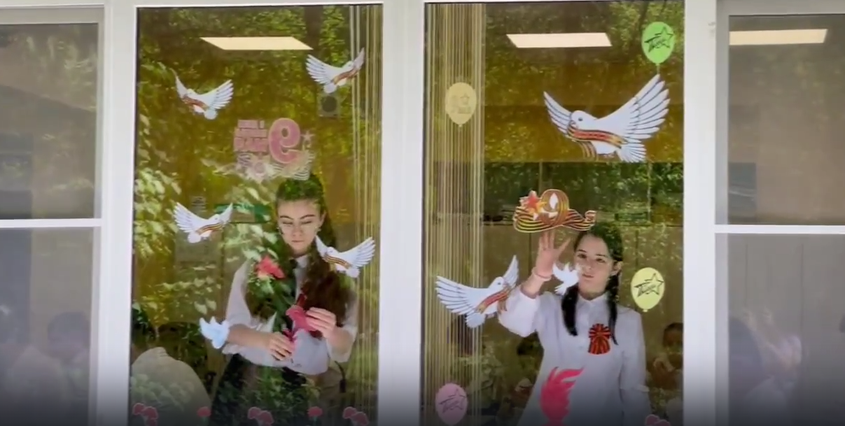 Ежегодная патриотическая акция «Окна Победы», старт которой дало «Движение Первых», набирает обороты в Буденновском округе.