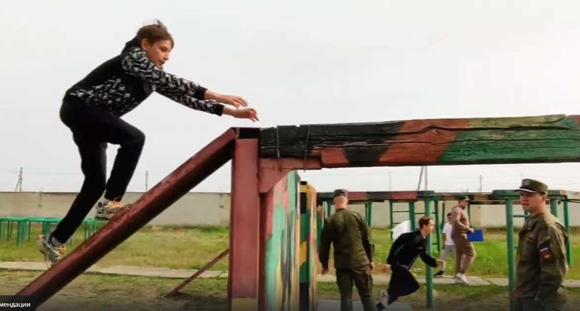 Второй день военно-спортивной игры «Зарница» команды школьников проводят на территории воинской части.