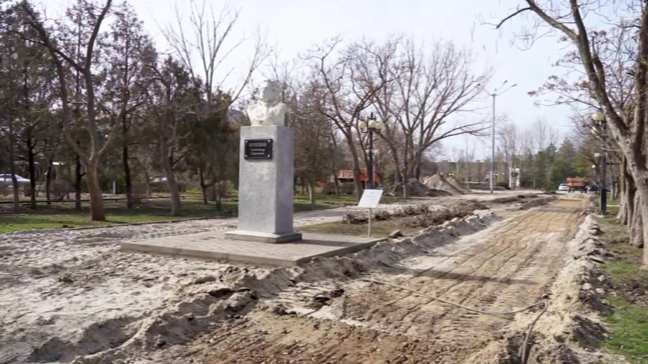 В центре Буденновска благоустраивают сквер «Улыбка».